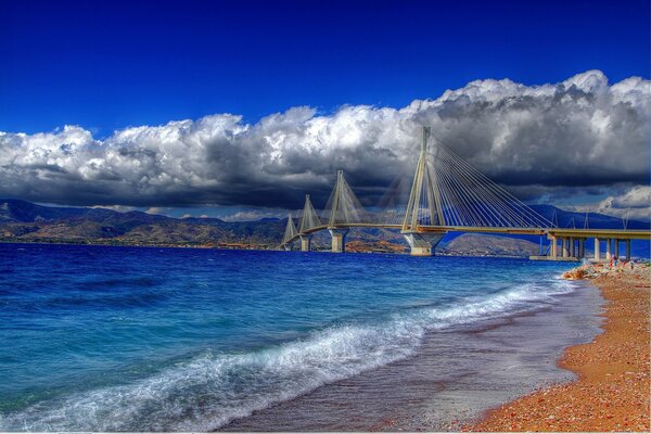 Les nuages enveloppent le bord de la mer