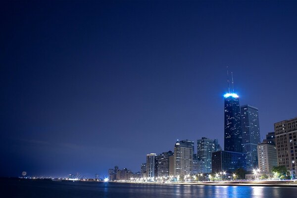 Resplandor azul en el cielo de la ciudad de la noche