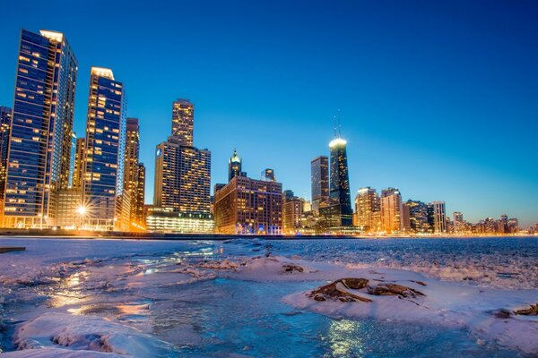 Blick auf das Nachtwinter-Chicago