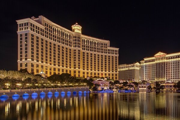 Iluminación encantadora en la noche de las Vegas