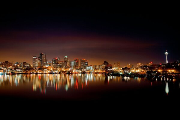 Reflejo de las luces nocturnas de Seattle