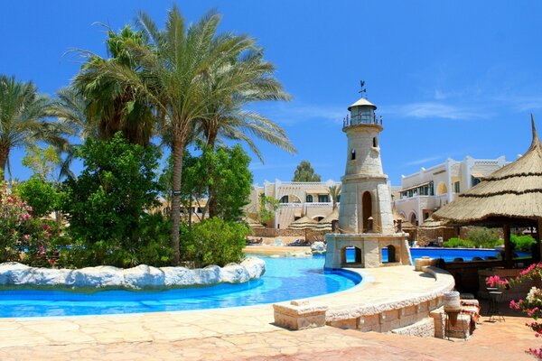 Piscine extérieure avec phare décoratif de l hôtel