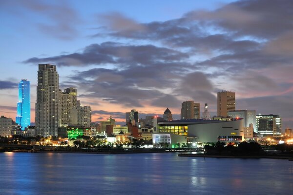 Vista notturna dei grattacieli della città di Miami