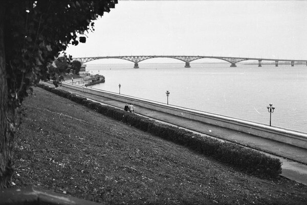 Photo en noir et blanc du quai de Saratov