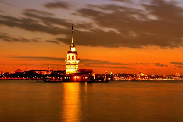 Bellissimo tramonto arancione a Istanbul