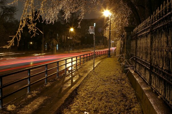 Carretera calle luz de la linterna en la noche