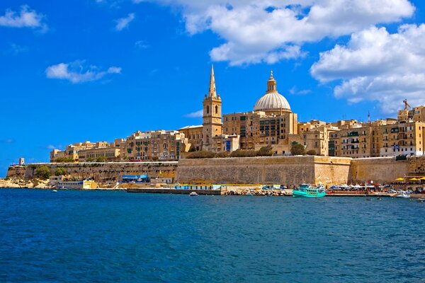 El edificio arquitectónico en Malta no está lejos de la costa