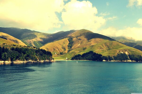 Vista lago con montagne