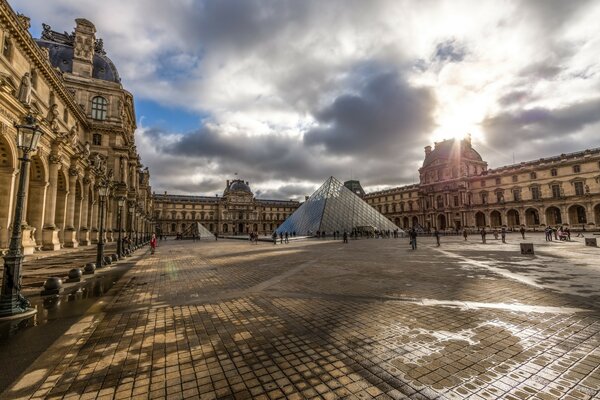 Le Louvre à Paris photographié au coucher du soleil