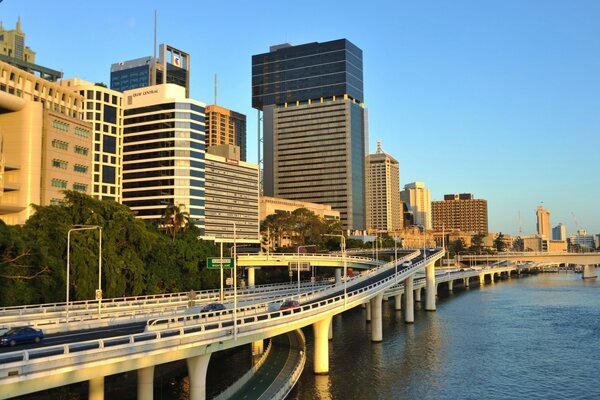 Puente sobre el mar en una gran metrópoli