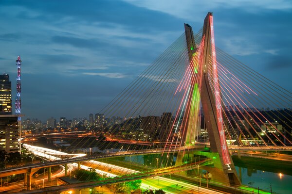 Nachtbrücke in Brasilien são Paulo