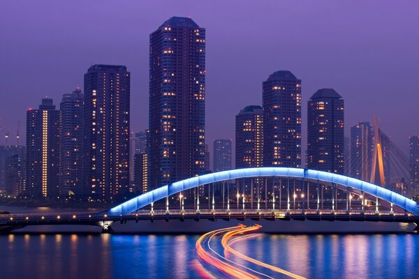 The night bridge lights up the city