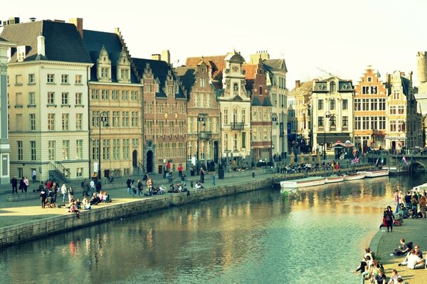 Belgische Stadt am Fluss mit Booten