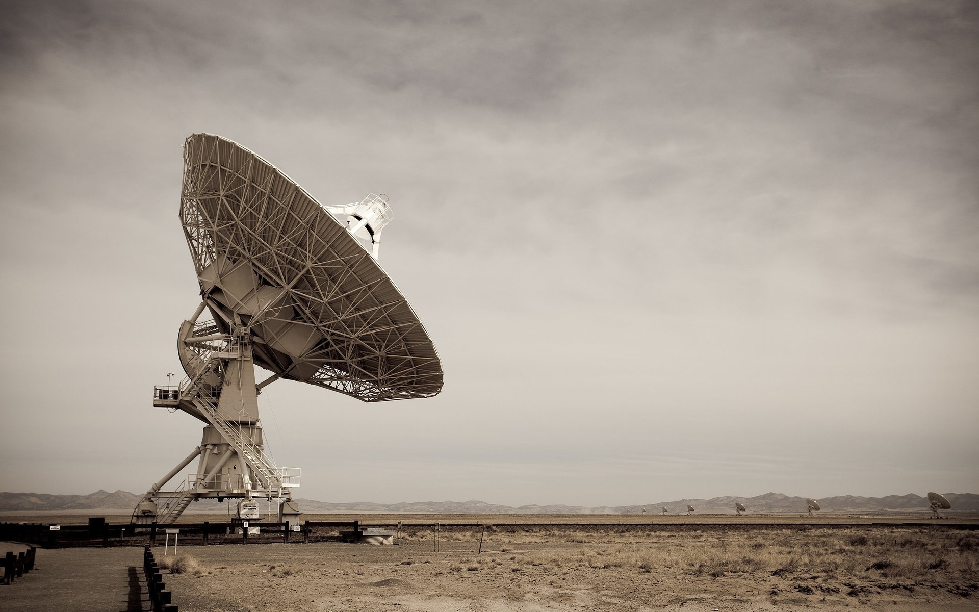 esplorazione dello spazio grande antenna astronomia radiotelescopio antenna deserto segnale grigiore cielo