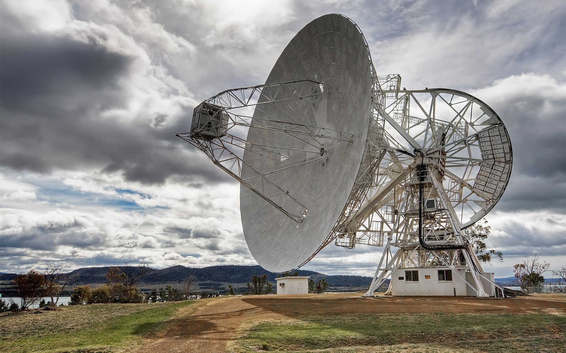 ogromna antena stos metalu eksploracja niebo góry