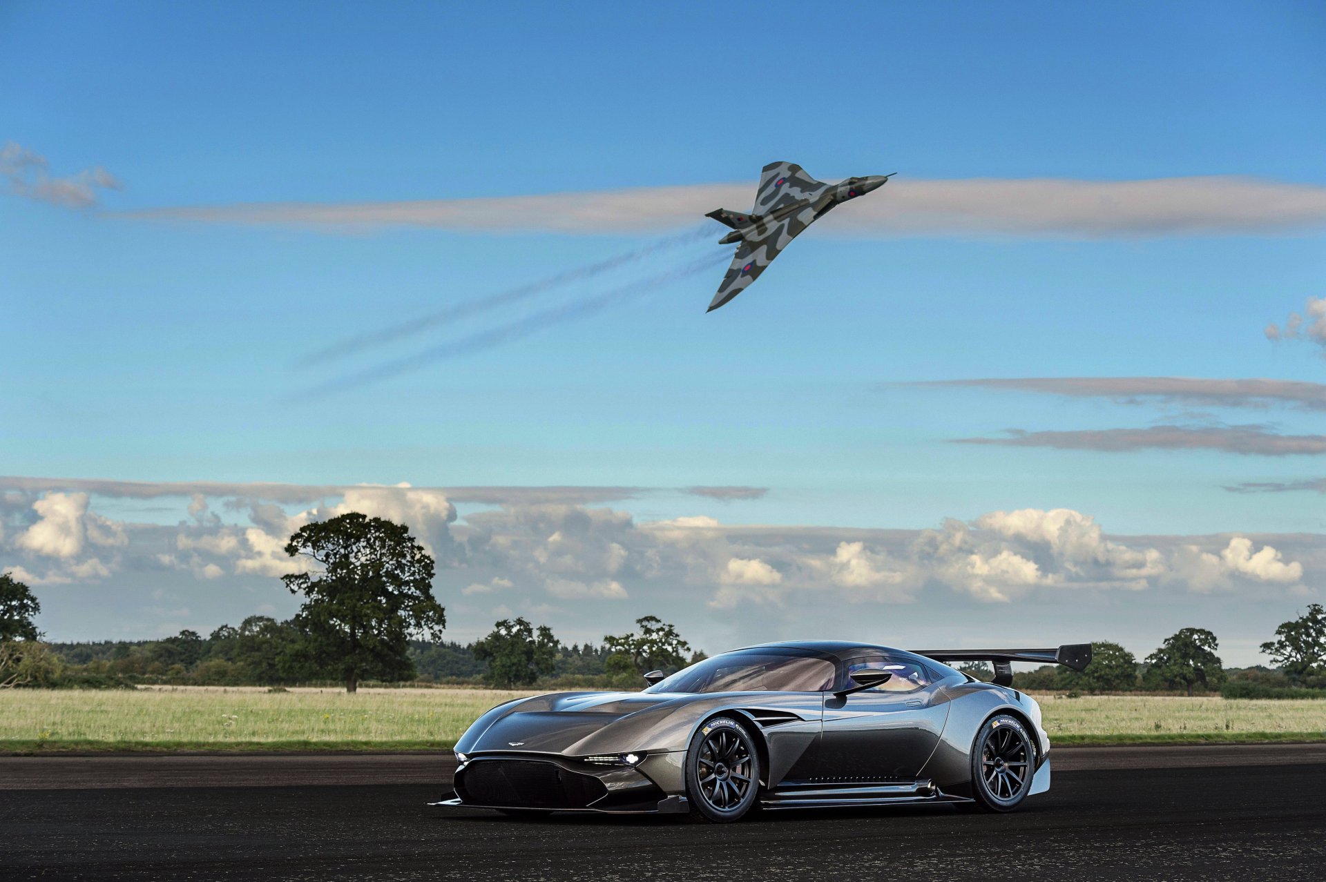 aston martin volcán avro superdeportivo avión