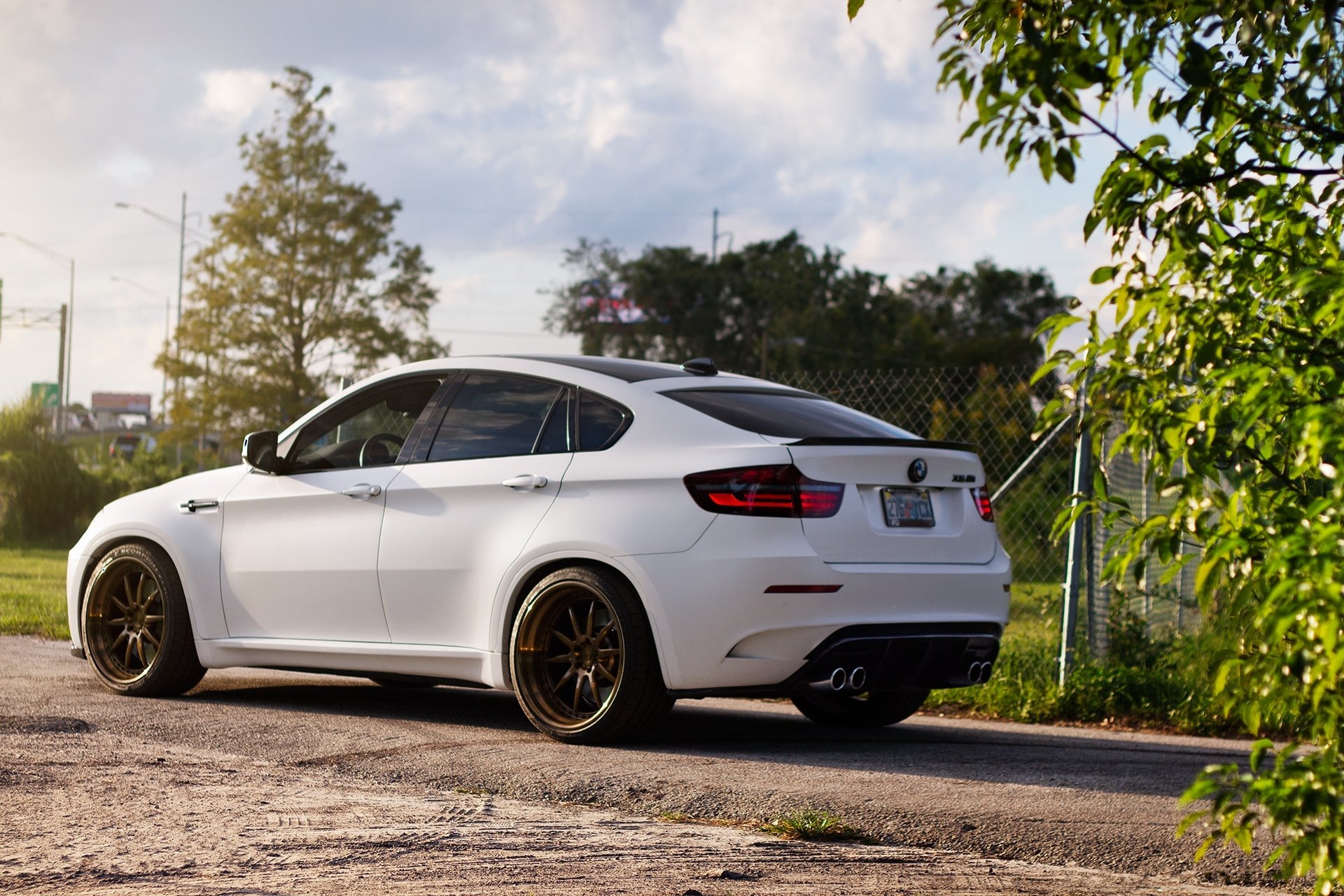 bmw x6m e71 белый бмв вид сзади дорога ограждение