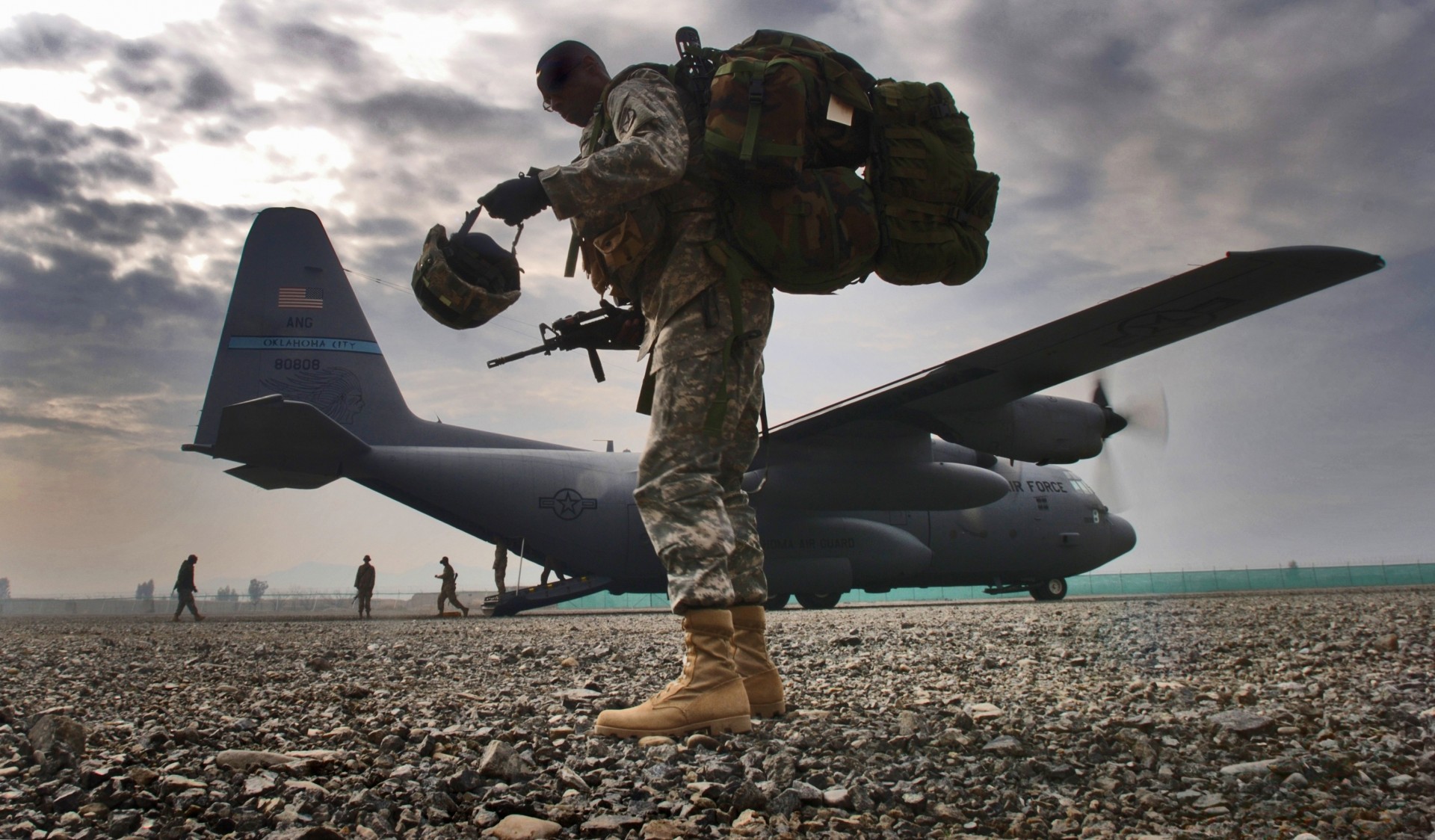 flugzeug waffen soldaten lockheed c-130h2 hercules