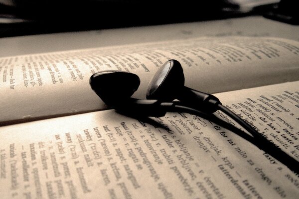 Leer un libro con auriculares de iphona