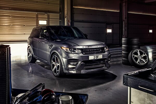 Range Rover Sport im Bodykit in der Garage