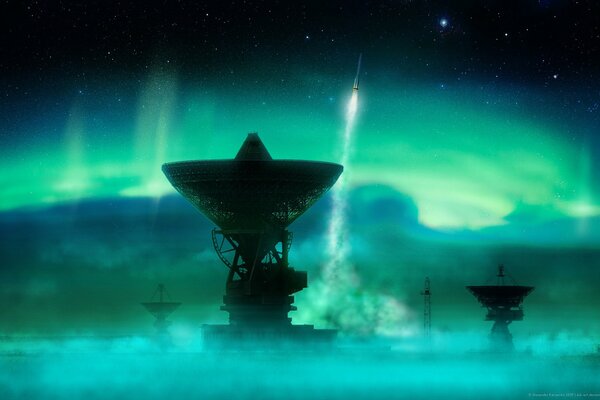 Radiotelescopios y antenas en el fondo de la Aurora azul