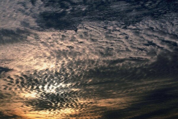 Dunkler Himmel unter Wolken