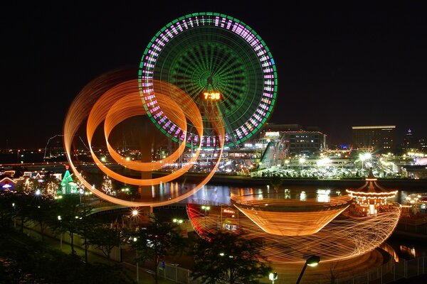 Ruota panoramica nella città notturna