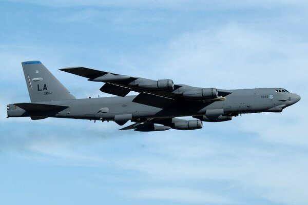 B-52 Bomber auf blauem Himmel Hintergrund