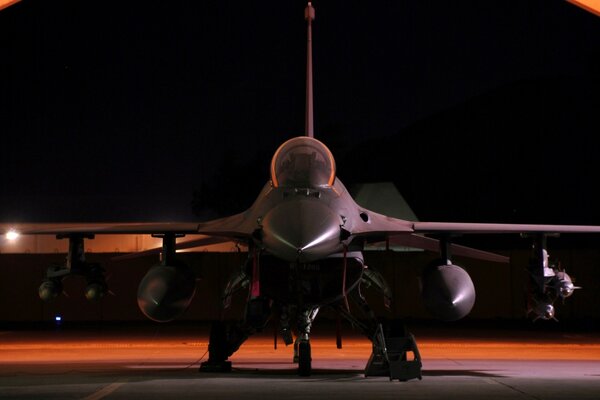 Combattant de combat à l aérodrome dans la soirée