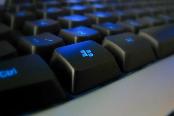 Clavier lumineux dans les tons bleus de windows