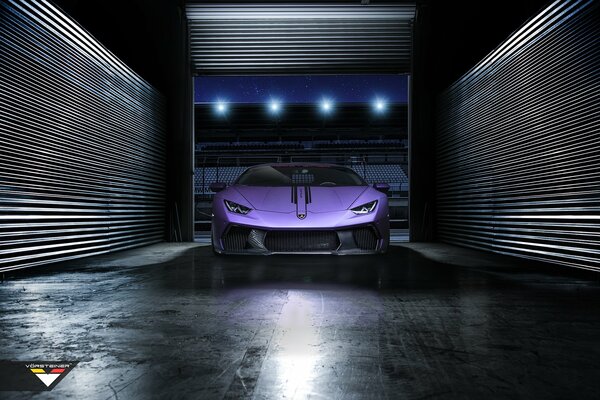 Lamborghini Huracan purple si trova di notte in garage