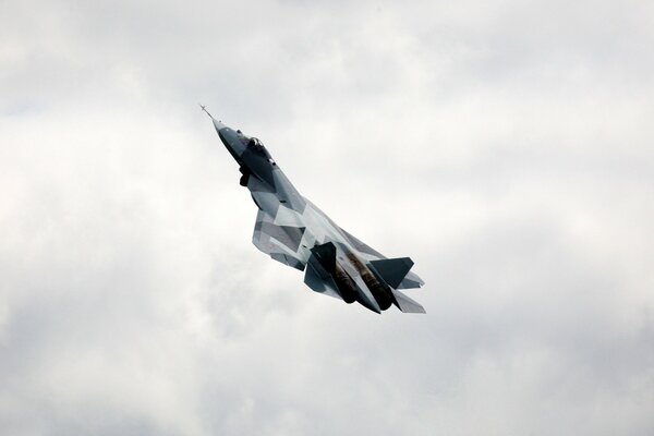 Avión militar ruso en el cielo