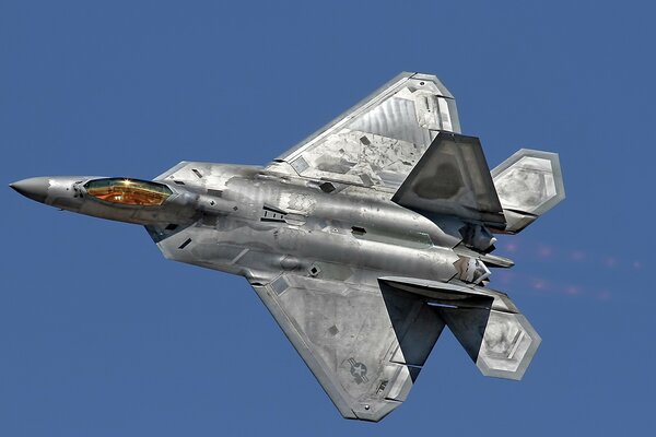 Истребитель f -22 raptor на синем небе