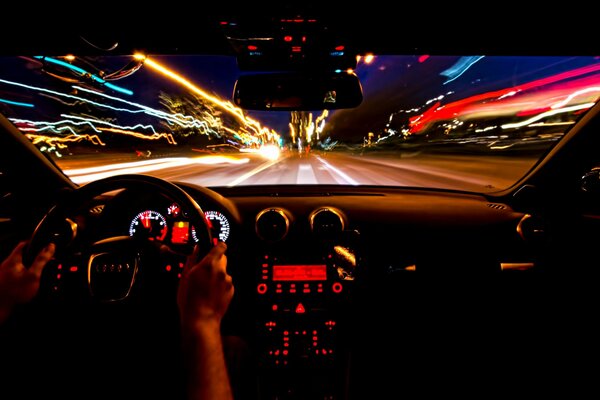 Circulation automobile dans la ville de nuit