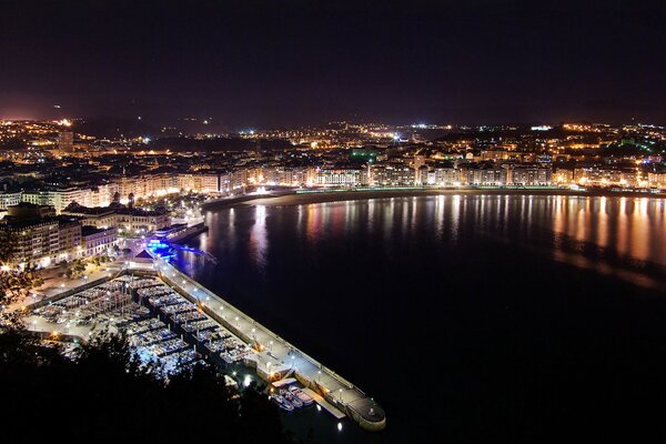 Promenade éclairée la nuit