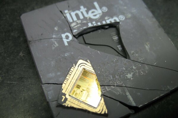 Processore Intel rotto in crepe con schegge