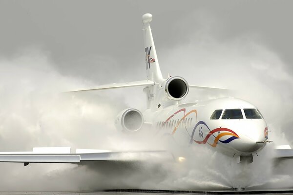 Avión en la pista de aterrizaje en la niebla