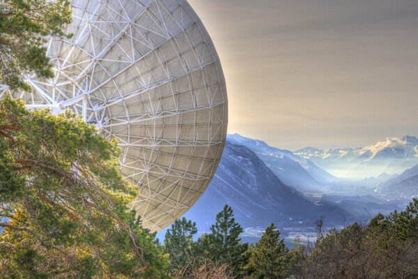 Station in the mountains exploring the world with an antenna