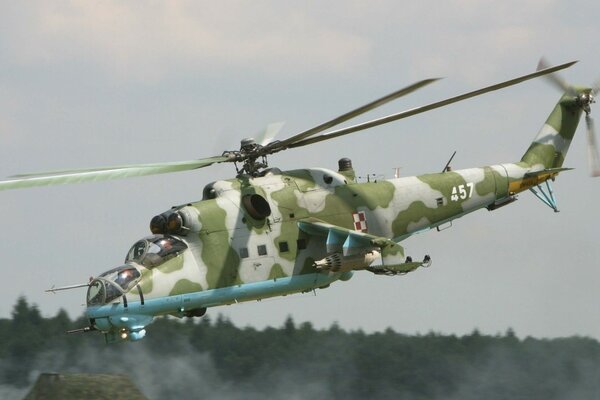 Helicóptero de camuflaje mi24 sobre el bosque