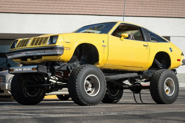 Brouette élégante jaune avec de grandes roues