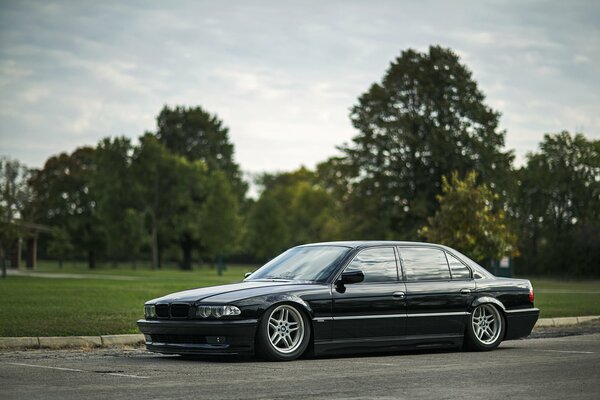 Voiture noire bmw 740iL dans la carrosserie e38