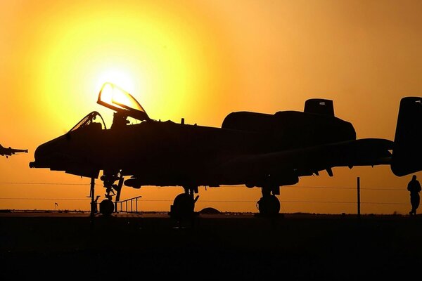 Foto de un avión militar al atardecer