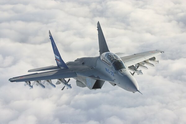 Caza ligero multifuncional ruso MIG-35