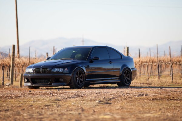 Schwarzer bmw m3 e46 Rückansicht auf Himmelshintergrund