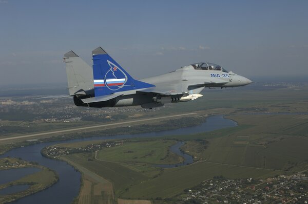 El MIG-35 vuela por encima de la tierra