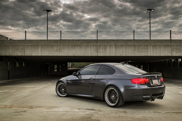 Gris BMW M3 vista trasera en el estacionamiento