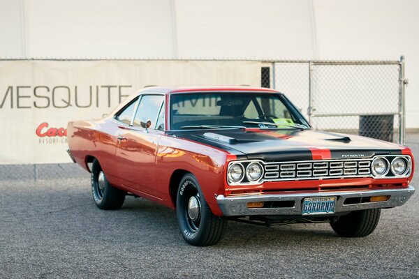 Negro rojo Plymouth 1968 en todo su esplendor