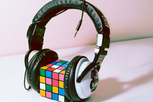 Il cubo di Rubik ascolta la musica