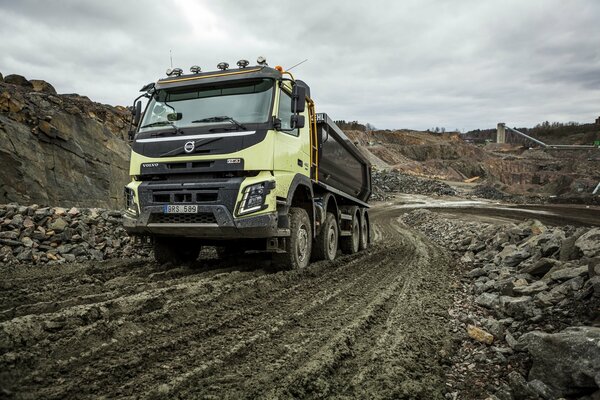 Volvo-Muldenkipper fährt offroad