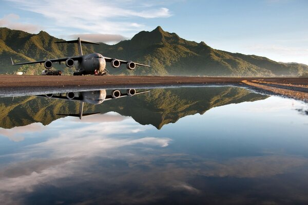 Aereo enorme in volo e nel riflesso dell acqua